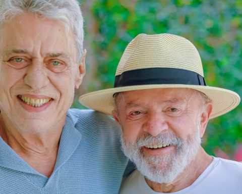 Lula receives a visit from Chico Buarque in São Paulo