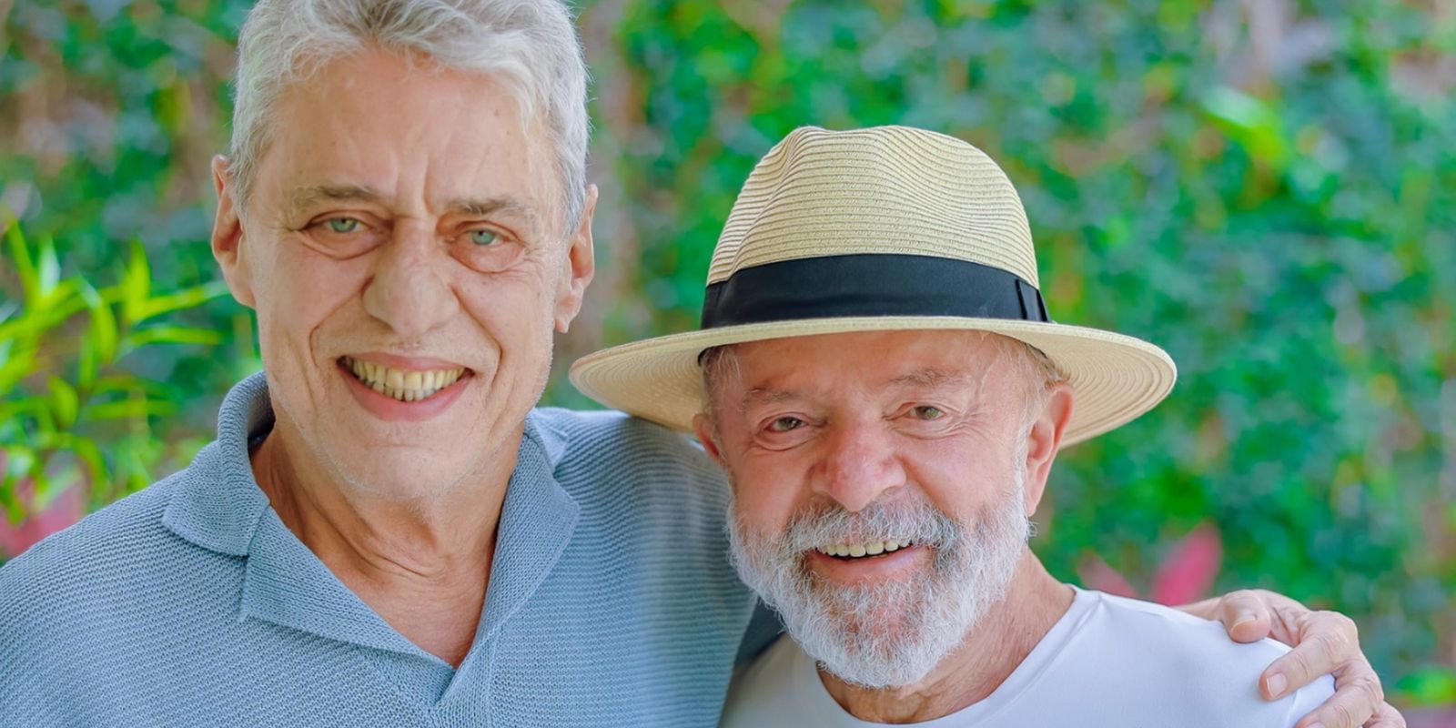 Lula receives a visit from Chico Buarque in São Paulo