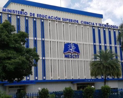 MESCyT informa estudiantes que solicitan pago de ayuda en Rusia no son becados de la institución 