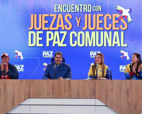 Maduro asks the AN to work on a law that "ends" lies by candidates in elections