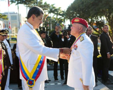 Maduro granted the Bicentennial Victors of Ayacucho order to those sanctioned by the US