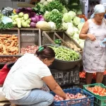 Mercados abastecidos de productos para cena de Navidad