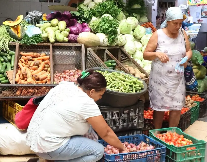 Mercados abastecidos de productos para cena de Navidad