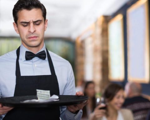 Minimum wage reform in restaurants and hotels: How are tips distributed?