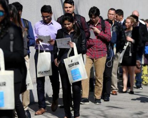 New applications for unemployment benefits in the US fall to their lowest level in a month