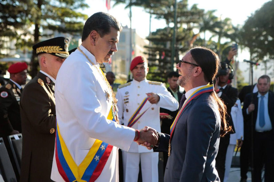 Nicolás Maduro awarded decorations to the 21 officials sanctioned by the US