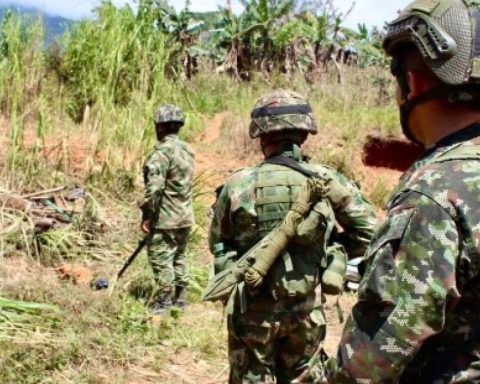 One soldier killed and three others injured in combat with armed group in Arauca