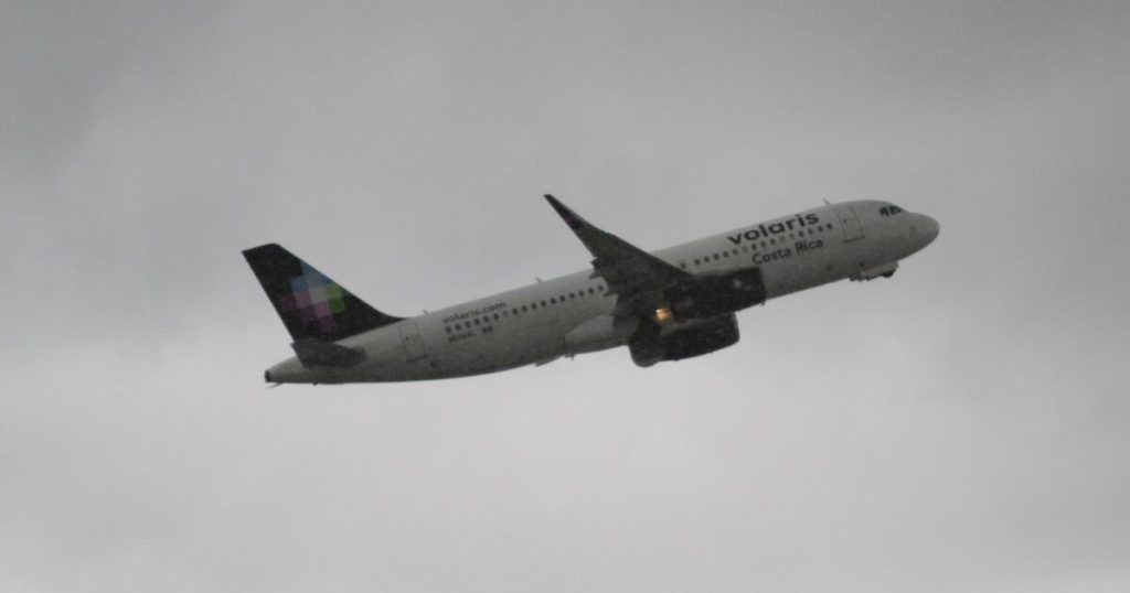 Passenger tries to take Volaris flight by force; I wanted to divert it to the US