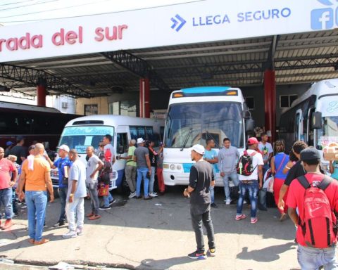 Pasajeros abarrotan terminales para viajar al interior