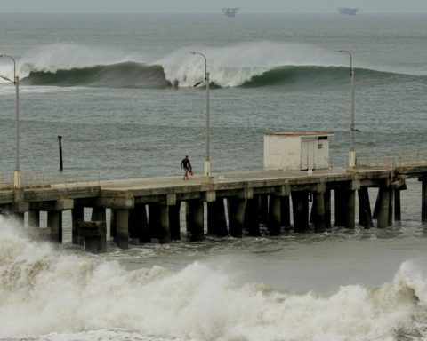 Peru closes 91 ports and recreational beaches due to strong waves on its coast