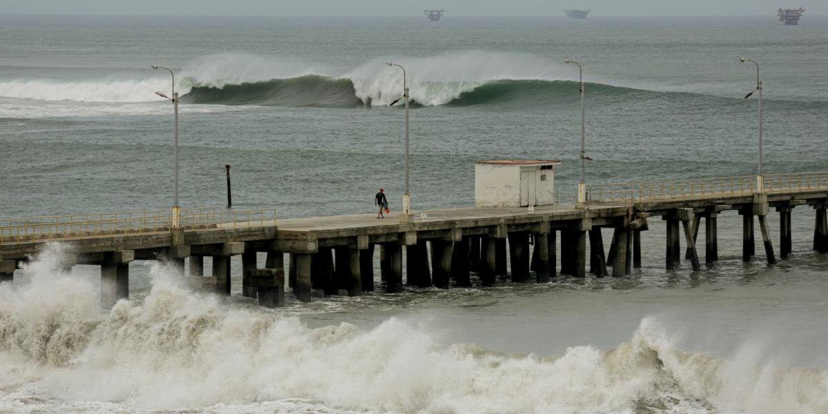 Peru closes 91 ports and recreational beaches due to strong waves on its coast