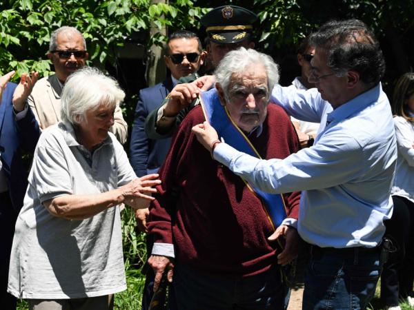 Petro decorated the former president of Uruguay 'Pepe' Mujica with the Boyacá Cross