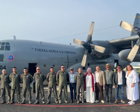 Recibimiento del avión con donativos colombianos en Cuba