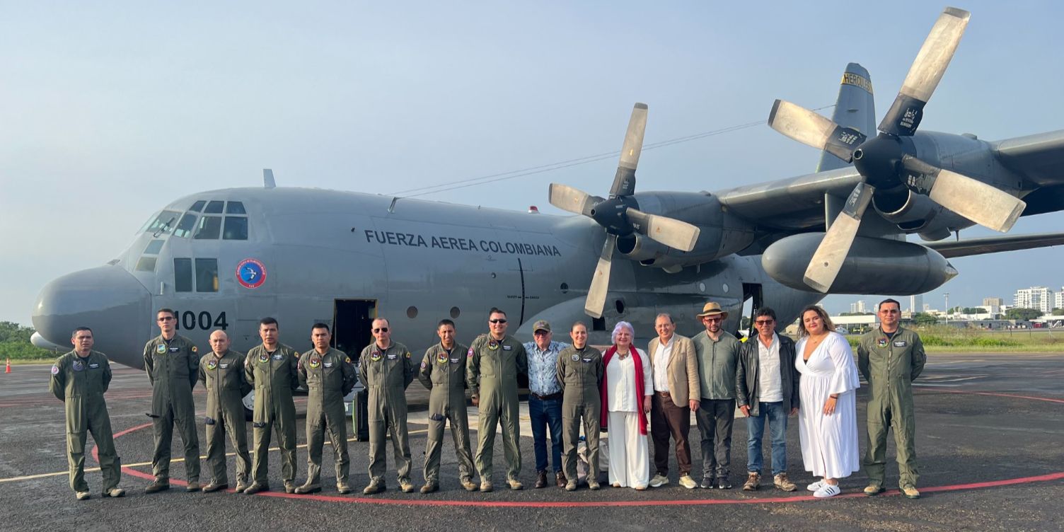 Recibimiento del avión con donativos colombianos en Cuba