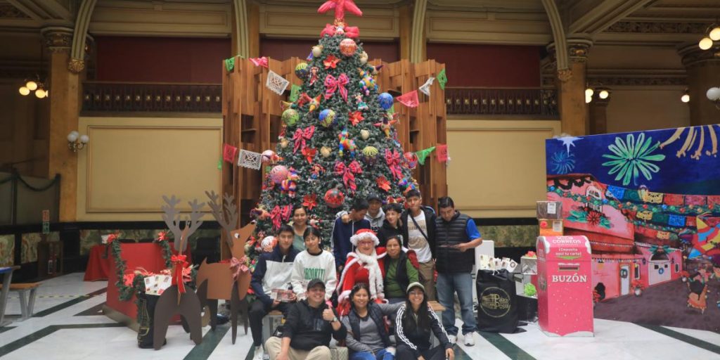 Photogallery: Boys and girls send letters to Santa Claus from the CDMX Postal Palace