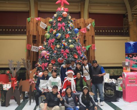 Photogallery: Boys and girls send letters to Santa Claus from the CDMX Postal Palace