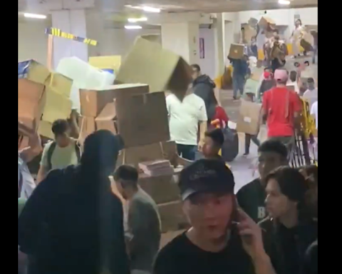 Plaza Izazaga 89: tenants and employees remove merchandise after “Operation Cleaning” against piracy