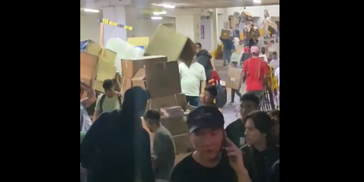 Plaza Izazaga 89: tenants and employees remove merchandise after “Operation Cleaning” against piracy