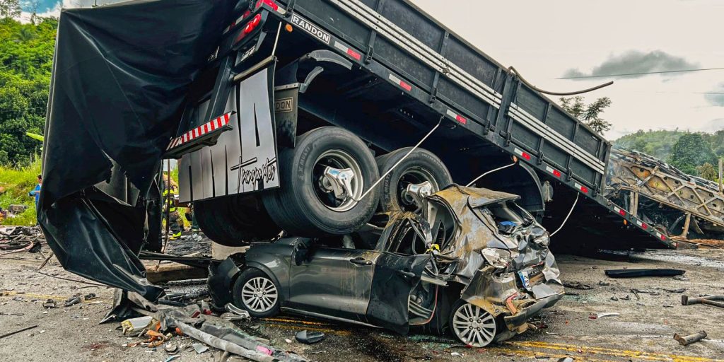 Police search for driver of trailer involved in accident in Minas Gerais