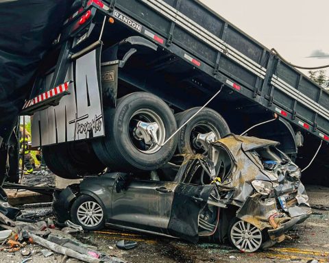 Police search for driver of trailer involved in accident in Minas Gerais