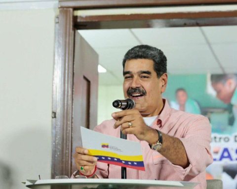 President Maduro delivers 22 restored health works