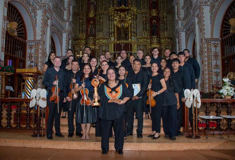 Professor Zuleika is honored for training young people in missionary baroque music