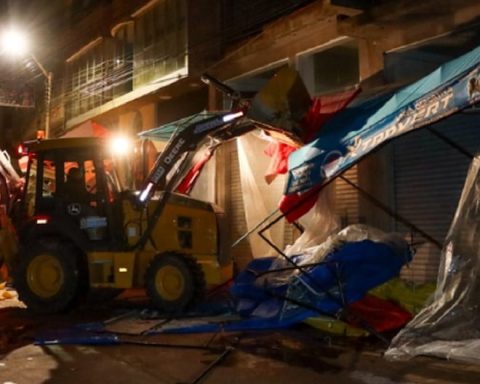 Puno: With heavy machinery they remove tents installed in the streets of Plaza San José