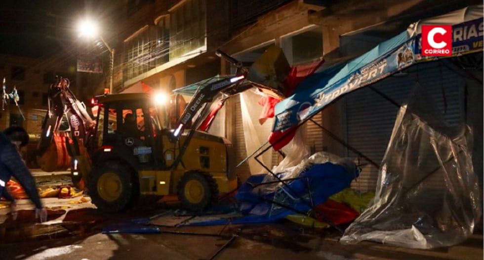 Puno: With heavy machinery they remove tents installed in the streets of Plaza San José