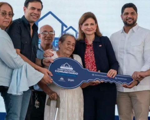 Raquel Peña entrega 50 viviendas a damnificados del huracán Georges, tras 26 años de perder sus hogares 