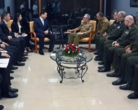 Raúl Castro recibió en La Habana, Cuba, al ministro de Seguridad Pública de China, Wang Xiaohong