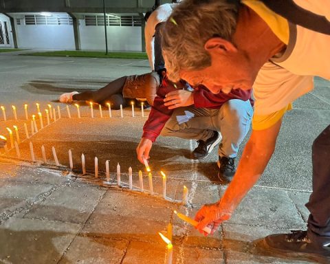 Relatives paid tribute to the three political prisoners who died in prison during a vigil