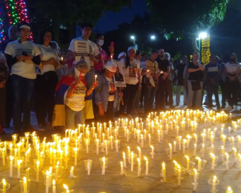 Relatives vigil demand freedom for political prisoners: "It has to be all of them"