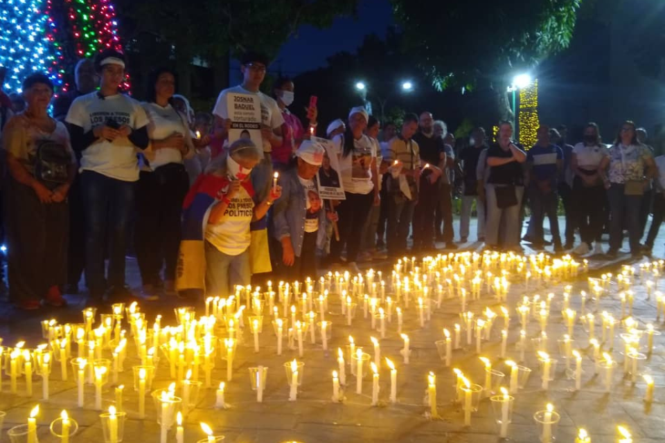 Relatives vigil demand freedom for political prisoners: "It has to be all of them"