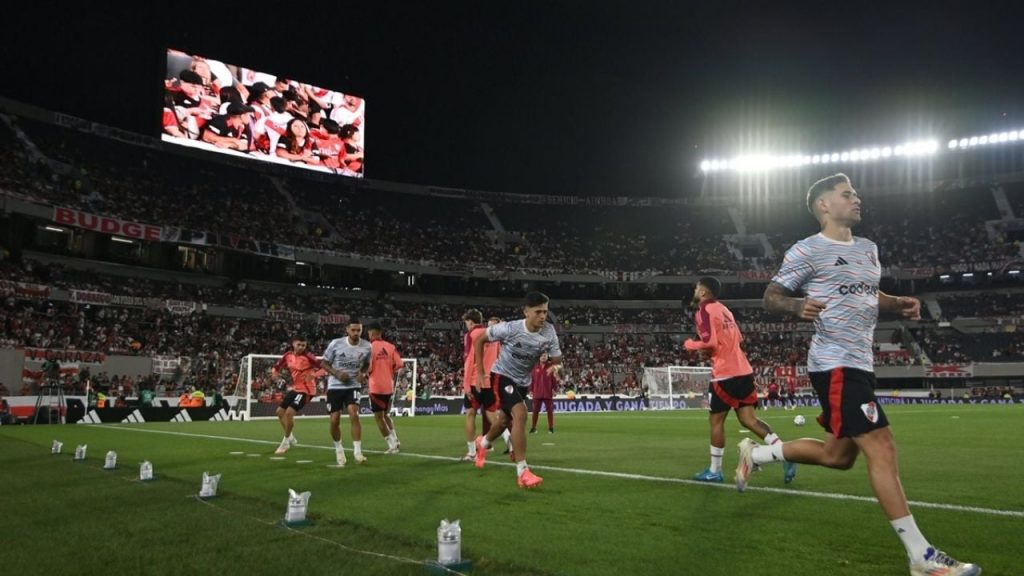 River closes 2024 at the Monumental in front of Rosario Central