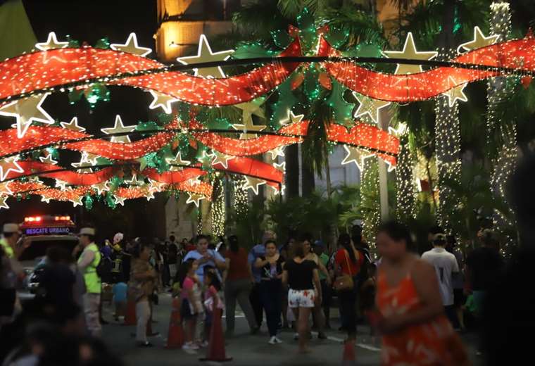 Santa Cruz Mayor's Office turns on the Christmas lights in the Plaza 24 de Septiembre