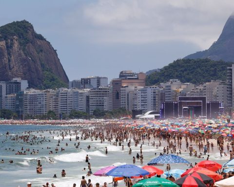 Sun moves Rio's beaches, and New Year's Eve shouldn't have rain