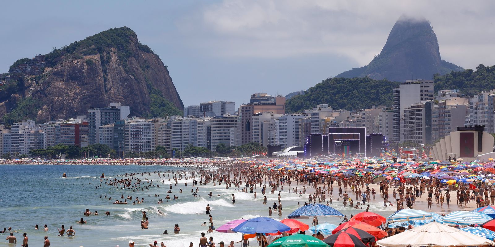 Sun moves Rio's beaches, and New Year's Eve shouldn't have rain