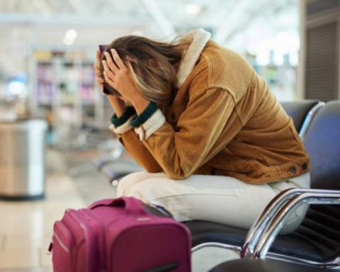 The 7 things you should never do on a plane if you don't want to miss your flight