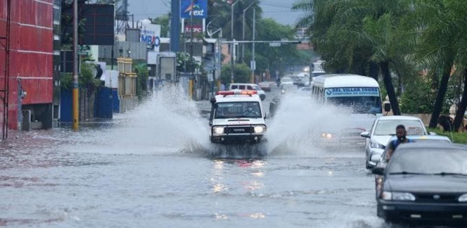 El COE coloca 4 provincias en alerta amarilla y mantiene 10 en verde debido a un sistema de baja presión