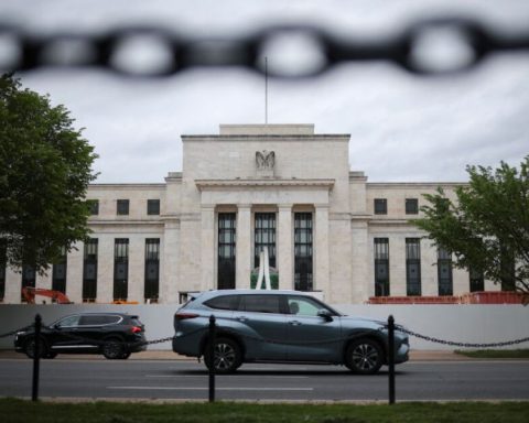 The Federal Reserve lowers the interest rate