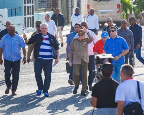 Líderes del régimen cubano posan ante cámara durante la marcha en La Habana