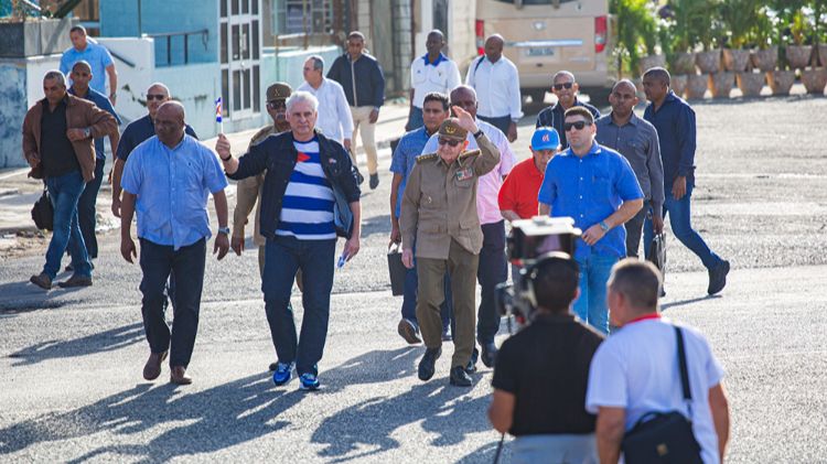 Líderes del régimen cubano posan ante cámara durante la marcha en La Habana