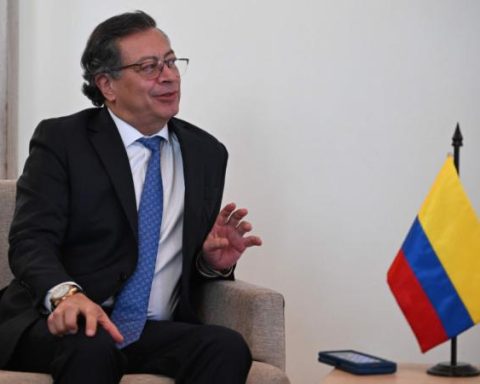 The alerts about President Petro's use of social network X, according to a report