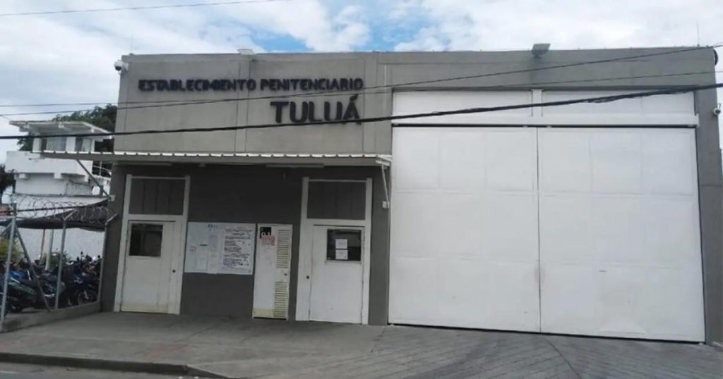 The former director of the Tuluá prison is sanctioned for omission of duties in a fire that left more than 50 inmates dead