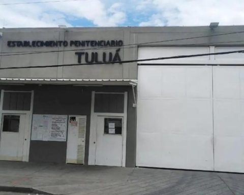 The former director of the Tuluá prison is sanctioned for omission of duties in a fire that left more than 50 inmates dead