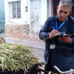 Inspector multando a un trabajador por cuenta propia en Cuba