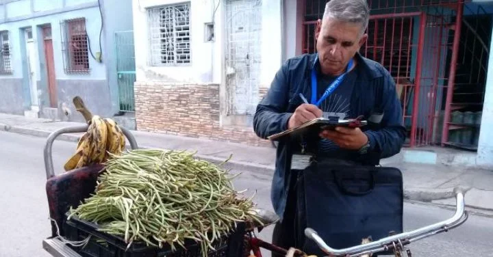 Inspector multando a un trabajador por cuenta propia en Cuba