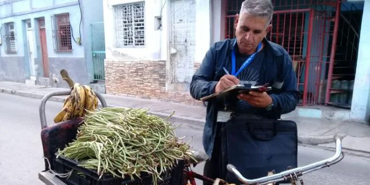 Inspector multando a un trabajador por cuenta propia en Cuba