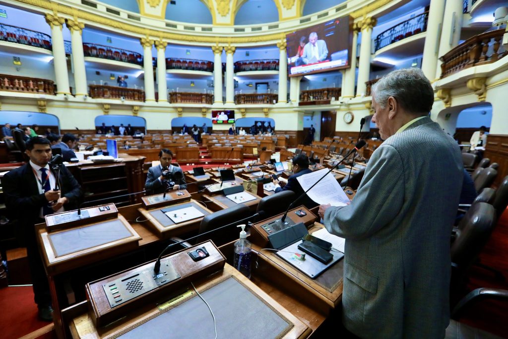 PRIMERA VOTACIÓN. El titular de Constitución, Fernando Rospigliosi, sustentó el dictamen.