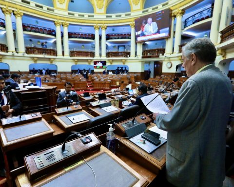 PRIMERA VOTACIÓN. El titular de Constitución, Fernando Rospigliosi, sustentó el dictamen.